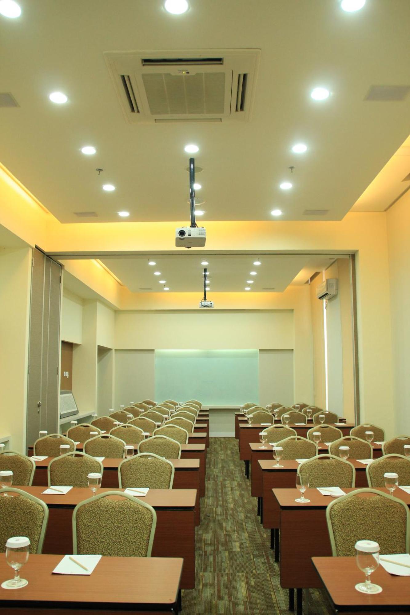 Kyriad Hotel Airport Jakarta Тангеранг Екстер'єр фото
